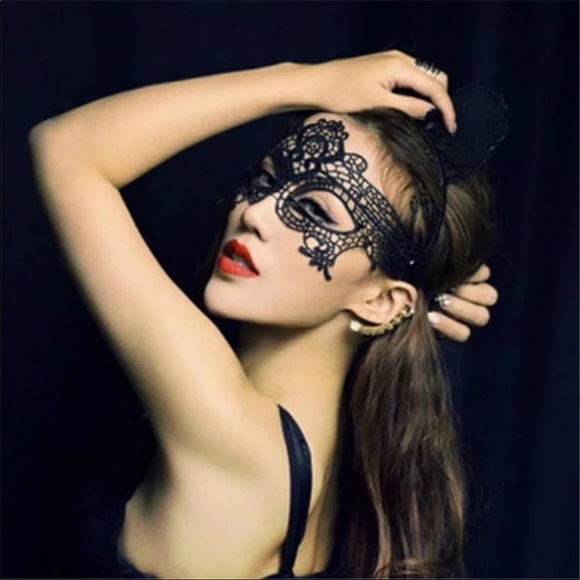 New! Black Lace Masquerade Mask - Picture 2 of 4